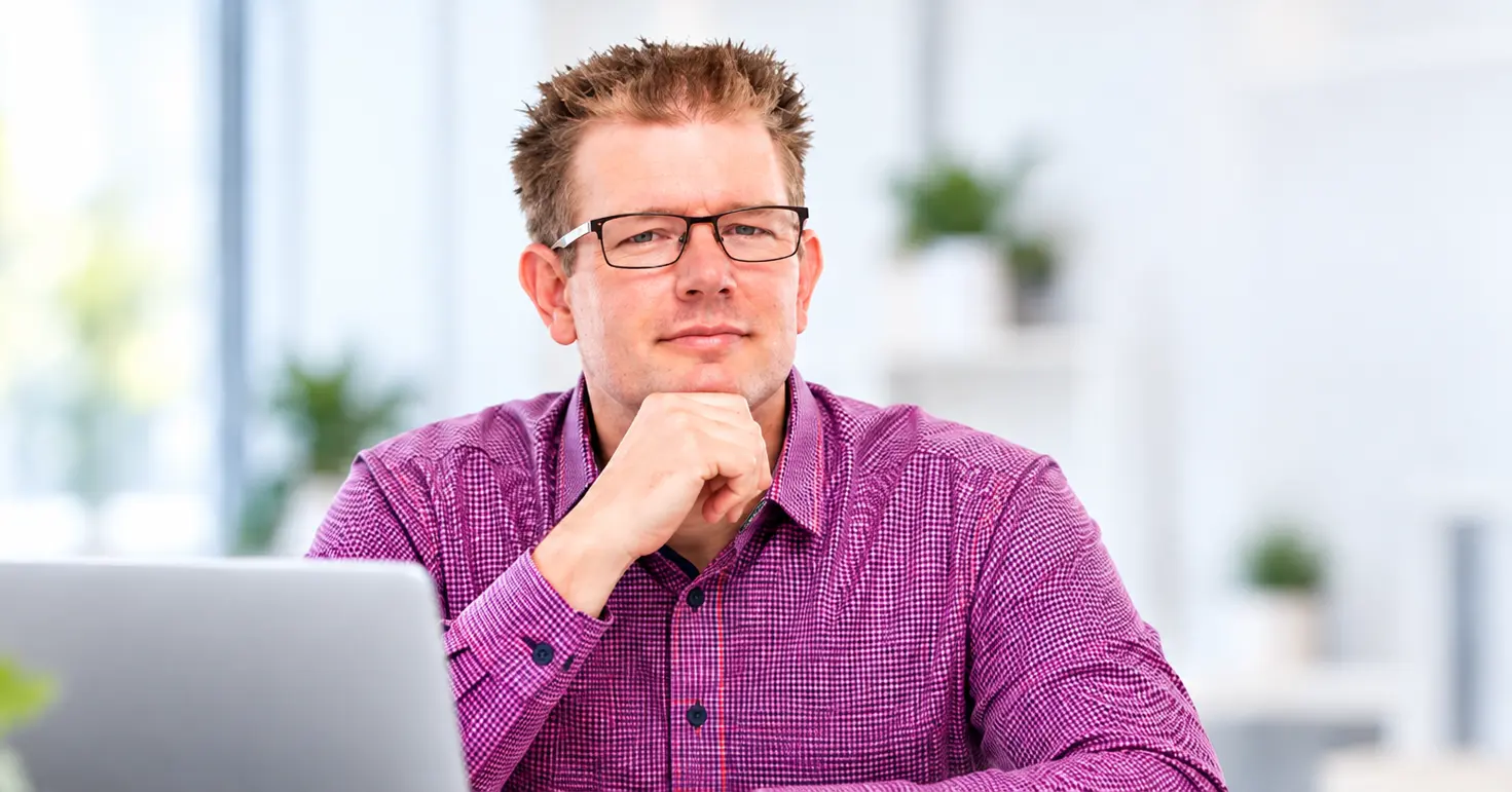 Michael Schulte-Derne an seinem Laptop im hellen Büro